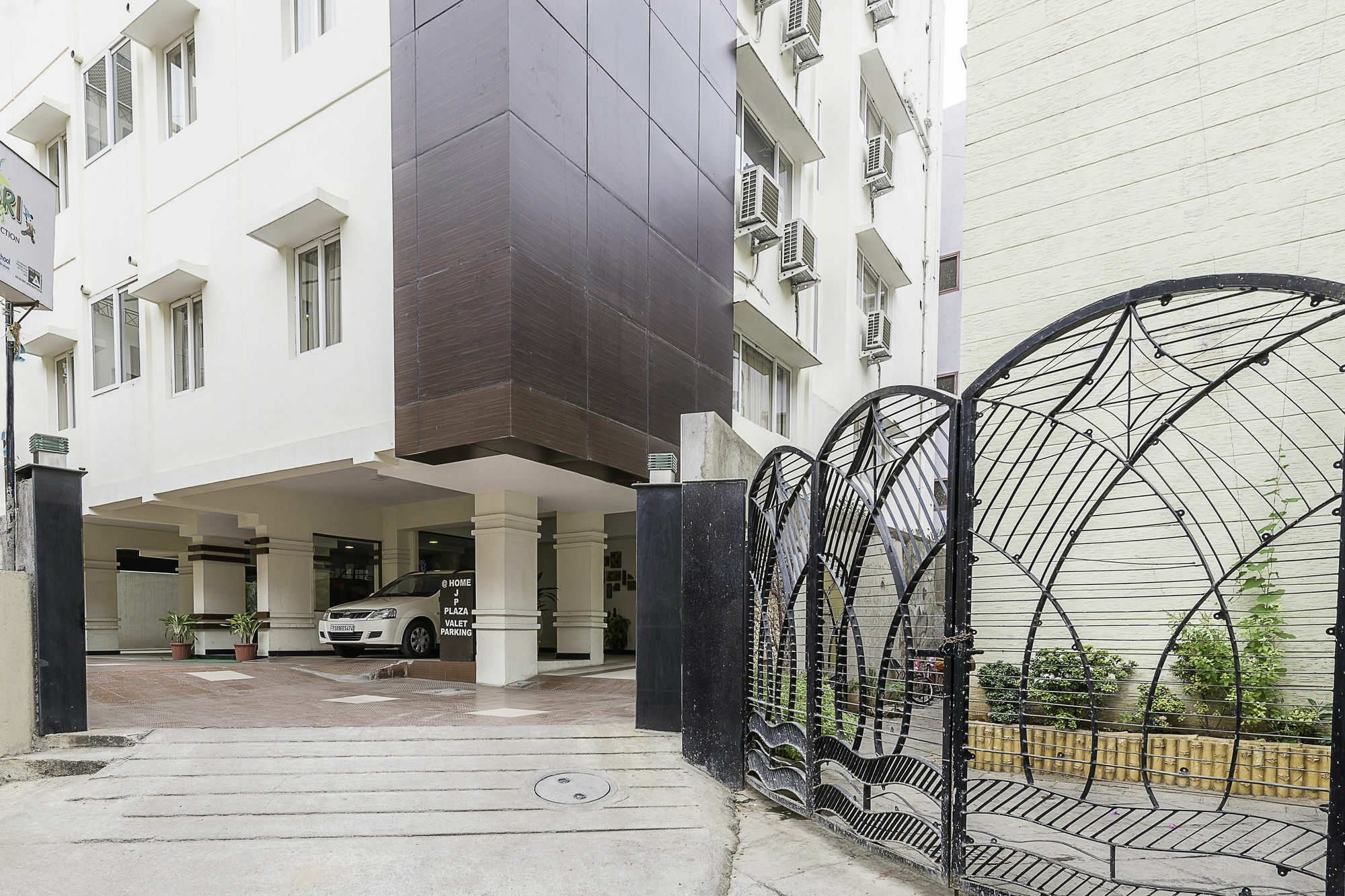 Treebo Trend Hotel Jp Plaza Nampally Hyderabad Exterior foto